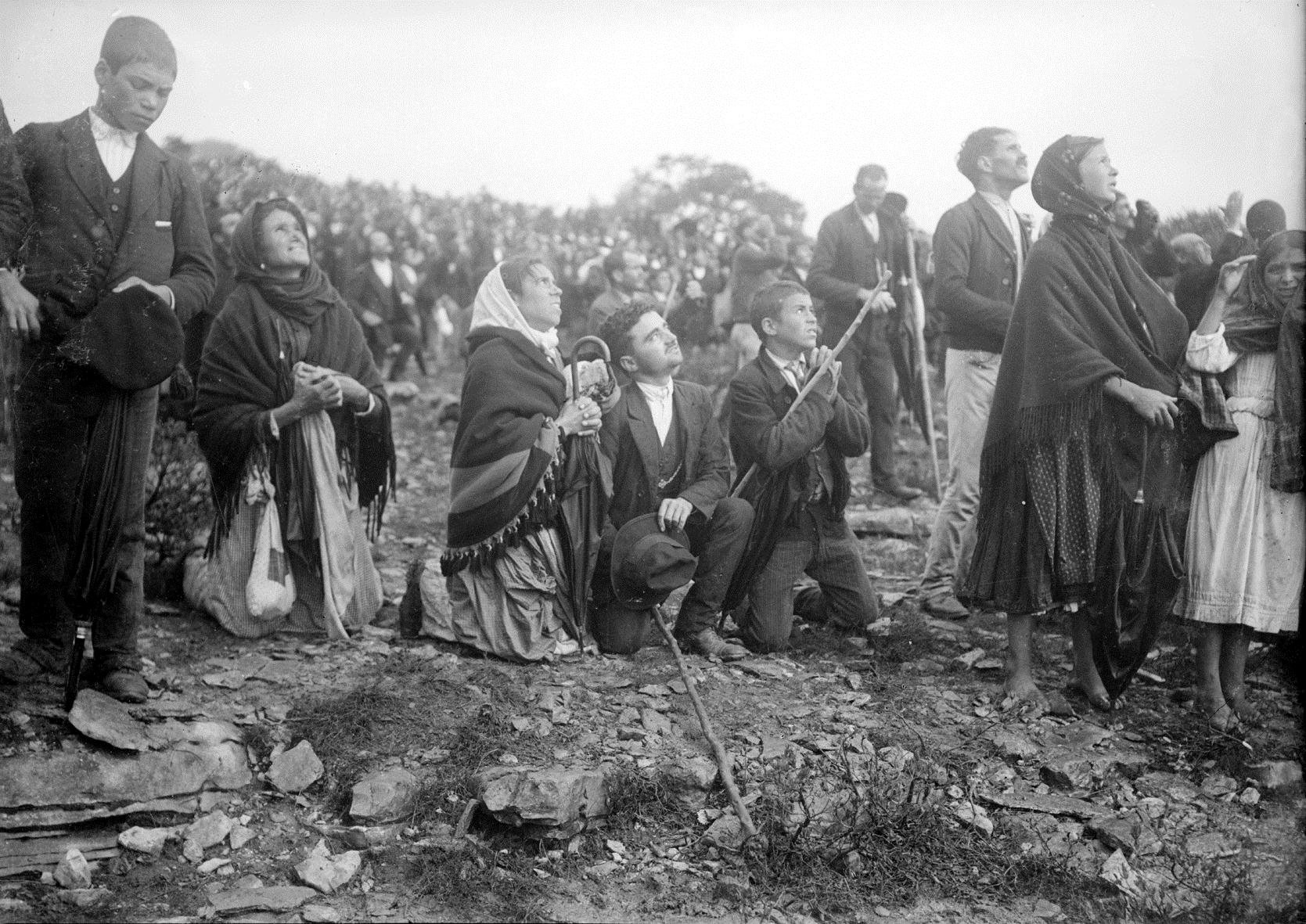 The crowd at the Cova da Iria on October 13, 1917